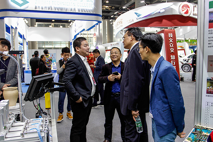 張?zhí)炫嘈iL(zhǎng)與專(zhuān)業(yè)觀眾“暢聊”